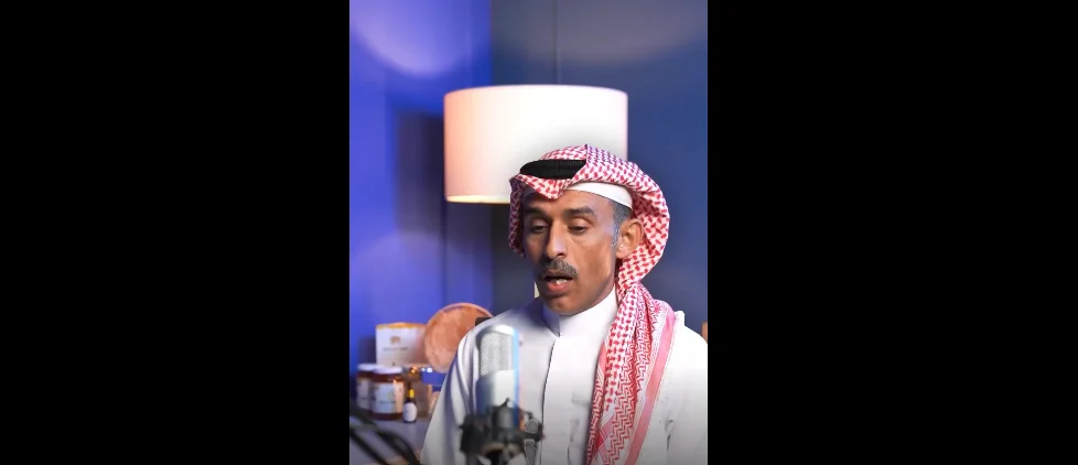 مقطع من حلقة بودكاست — ضيف بالزي الخليجي